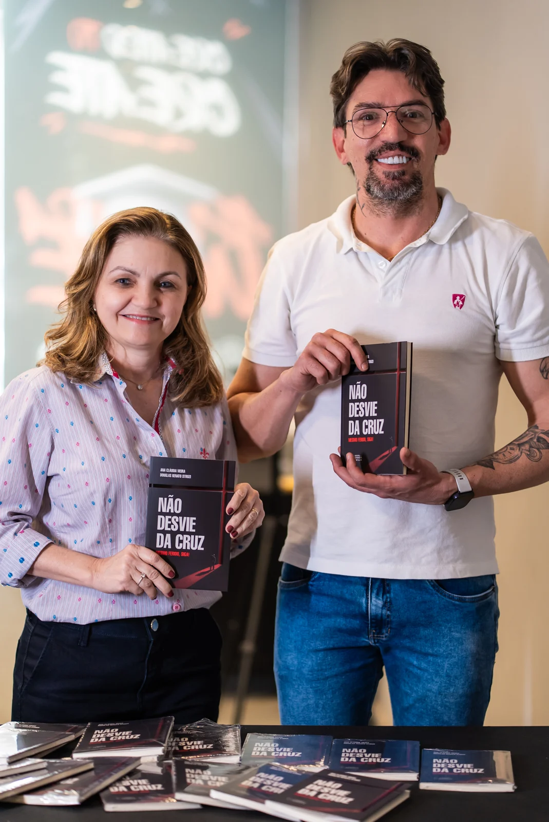 Ana Cláudia Vieira e Douglas Renato Strozi com um exemplar do livro