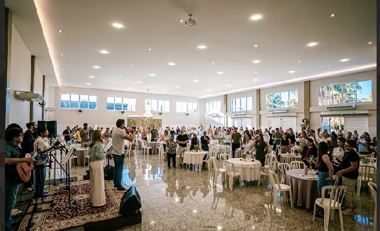 Público reunido em um encontro do livro