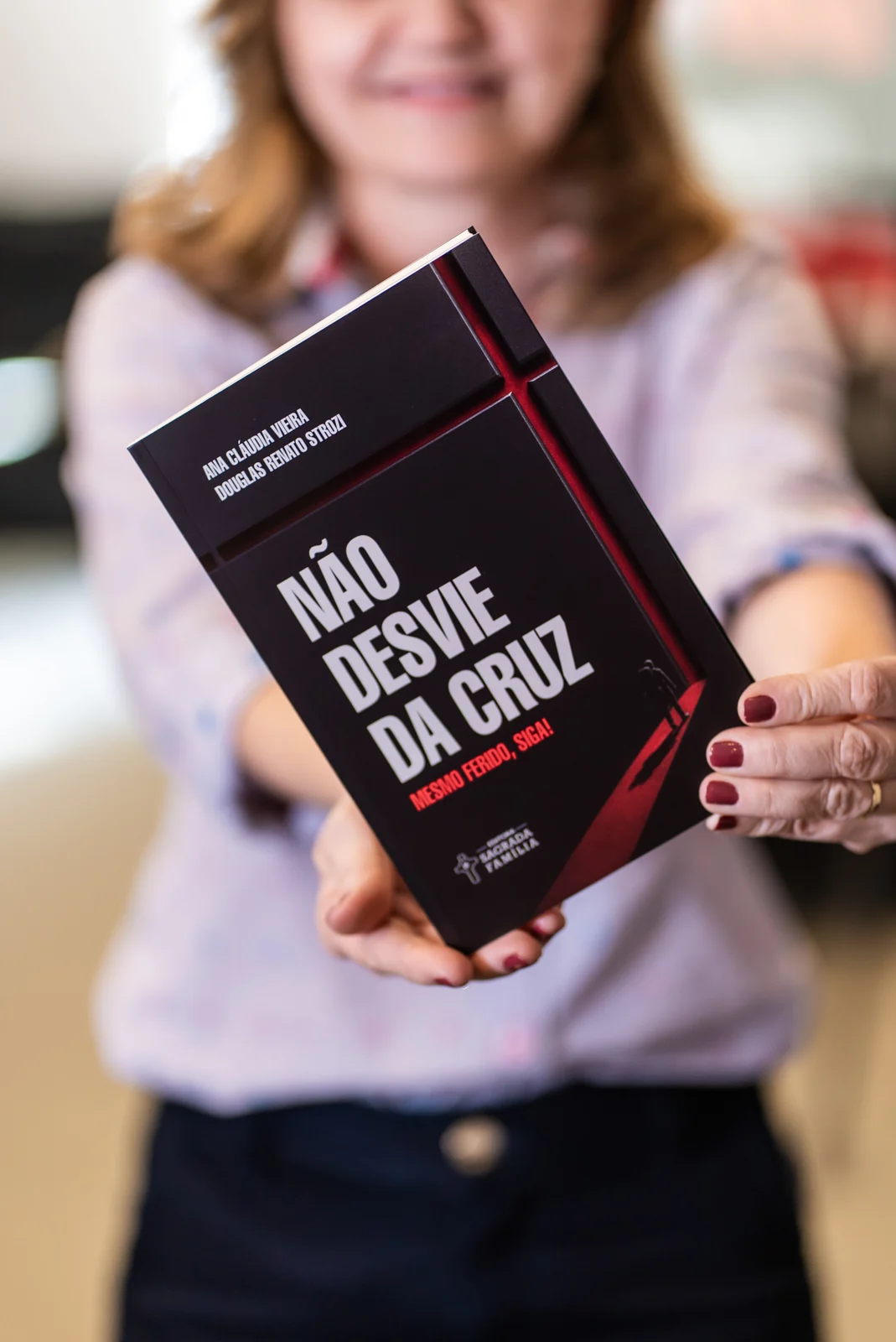 Leitora segurando o livro